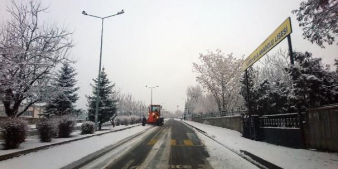Bingöl'de 100 köy yolu kardan kapandı