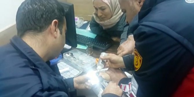 Parmağına sıkışan yüzük kesilerek çıkartıldı
