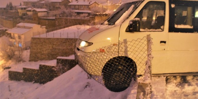 Direksiyon başında kalp krizi geçirdi, minibüs tellere asılı kaldı