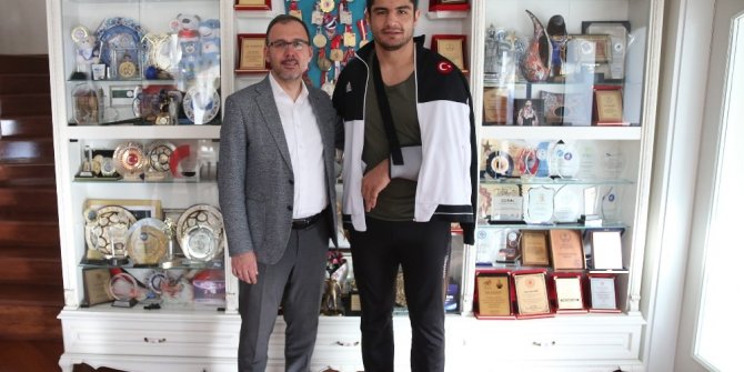 Bakan Kasapoğlu’dan Taha Akgül’e geçmiş olsun ziyareti