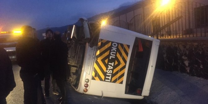 İzmir’de servis aracı devrildi: 8 yaralı
