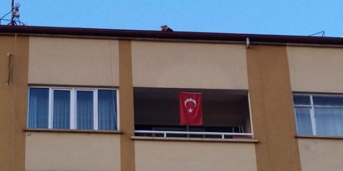 7 katlı binanın çatısına çıkarak intihara kalkışan genç kız 2 saatte ikna edildi