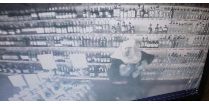 Kafasına çuval geçirip market soydu