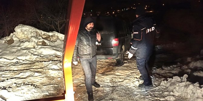 Karda araçlarıyla mahsur kalan 2 vatandaş kurtarıldı
