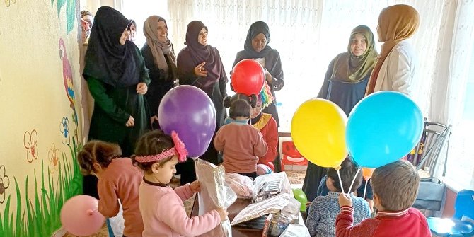 Uluslararası öğrenciler mülteci çocukları sevindirdi