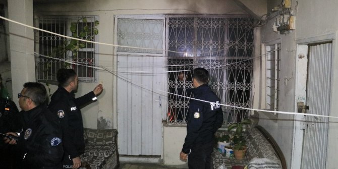 Evini yaktı, içeride elindeki bıçakla polis ve itfaiyenin girmesine engel oldu