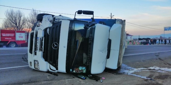 Isparta-Konya kara yolunda minibüse çarpan tır devrildi