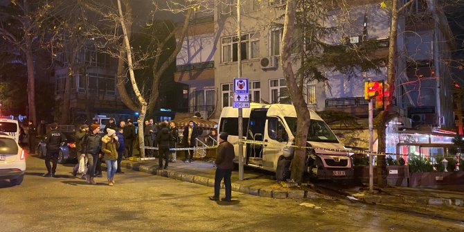 Servis minibüsü kaldırıma çıkıp ağaca çarptı