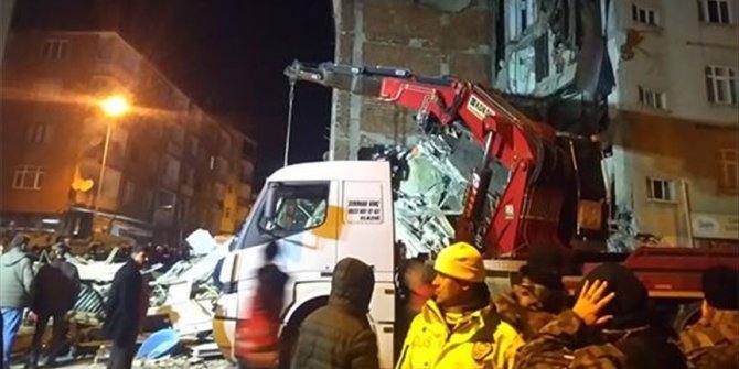 Elazığ'da enkazdan 2 kişi sağ çıkarıldı