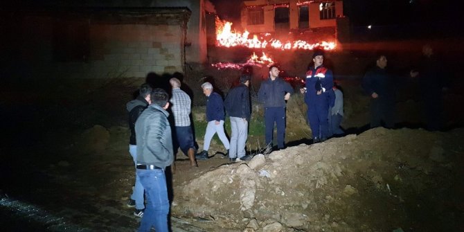 Aydın'da çıkan yangında 8 ev küle döndü