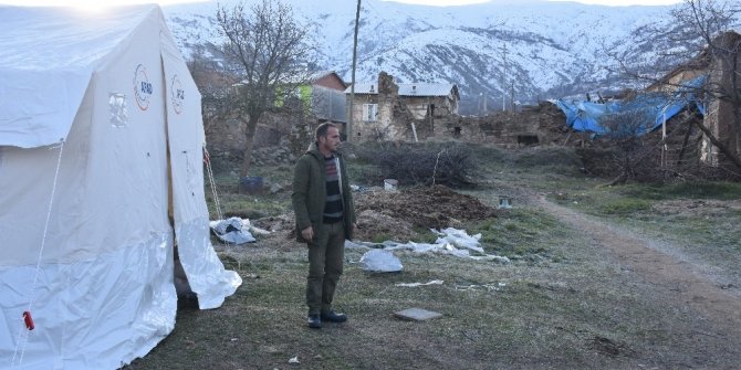 Depremzedeler geceyi çadırda geçiriyor