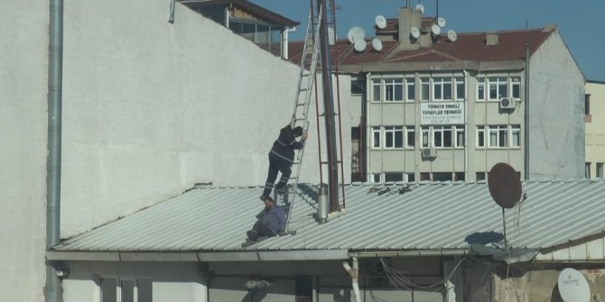 3 katlı binanın tepesinde yürekleri ağza getiren anlar