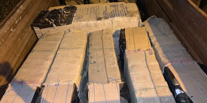 Traktör römorkundan 9 bin 450 paket kaçak sigara çıktı