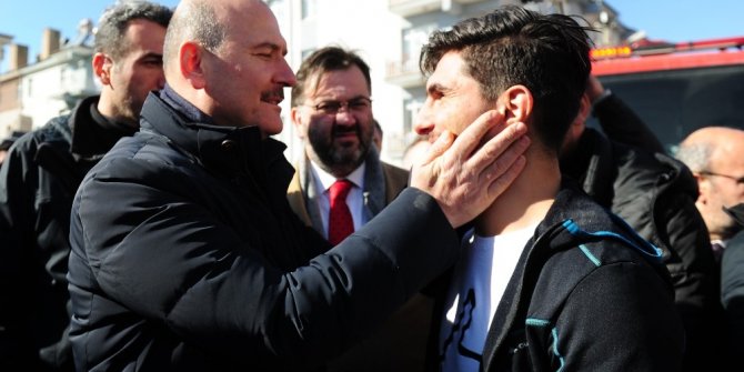 Elleriyle enkaz altından çıkarmıştı: Suriyeli Mahmut, Bakanlar Soylu ve Koca ile enkazda görüştü