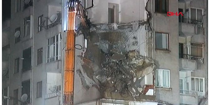 Elazığ'da çökme tehlikesi olan 7 katlı bina yıkılıyor