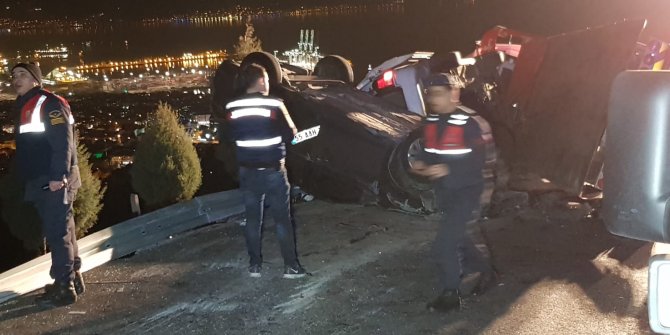 Arızalanan otomobili yolcularla taşıyan çekici, otomobille çarpıştı: 2 ölü, 8 yaralı