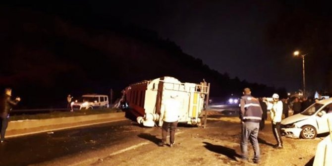 Devrilen tır, polis uygulama noktasında otomobillere çarptı: 2 yaralı