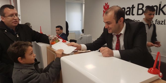 9 yaşındaki Mücahit, depremzedeler için ilçe pazarında yardım topladı