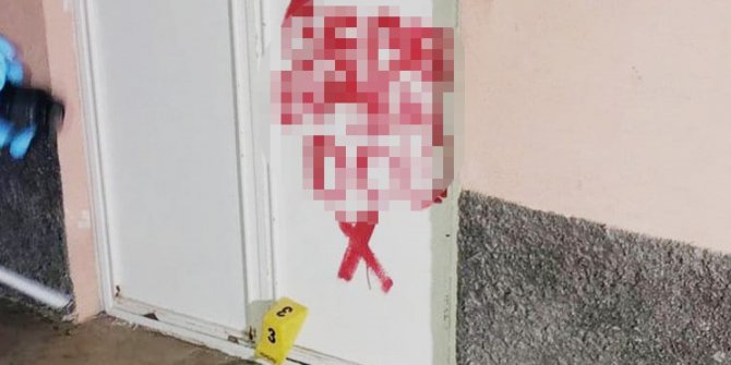 Almanya'ya iltica etmek için annesinin kapısına ırkçı yazı yazdırttı