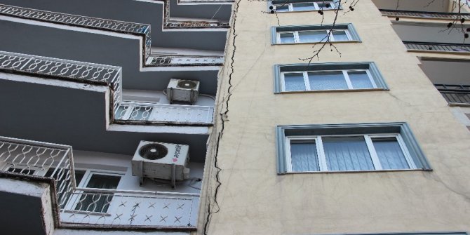 Deprem sırasında meydana gelen sıva çatlağı paniğe neden oldu