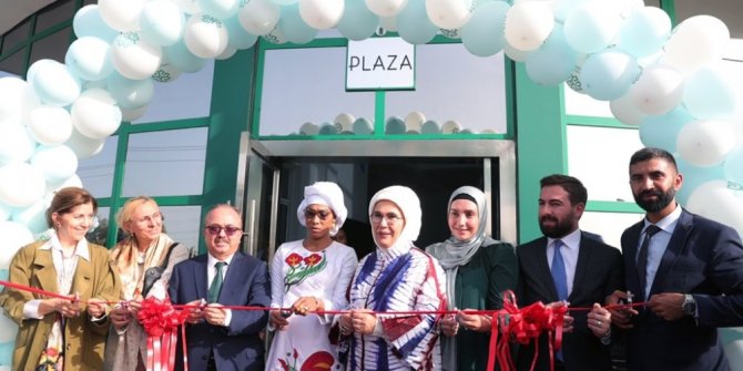 Emine Erdoğan’dan Gambiya’da Türk okuluna ziyaret