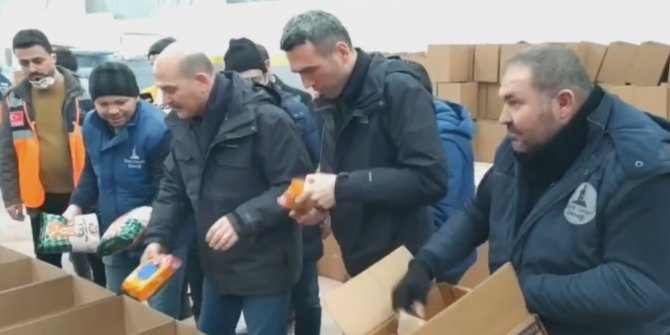 Bakan Soylu ve Koca, depremzedelere dağıtılacak gıdaların paketlenmesine yardım etti