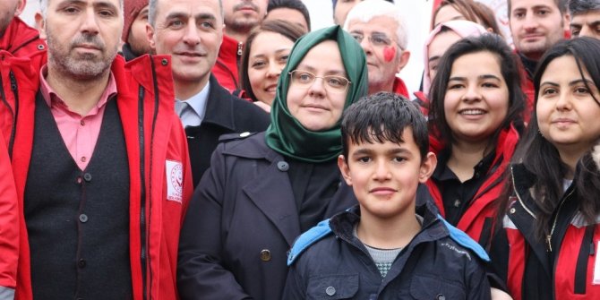 Aile Bakanı Selçuk, depremzedelerle bir araya geldi