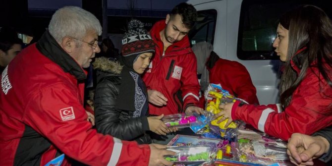 Elazığ'daki depremzede çocukların yüzü hediye edilen oyuncaklarla güldü