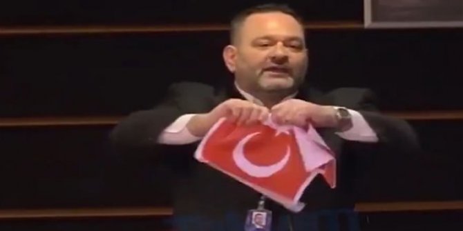 AP, Türk bayrağını yırtan Yunan milletvekiline basit ceza!