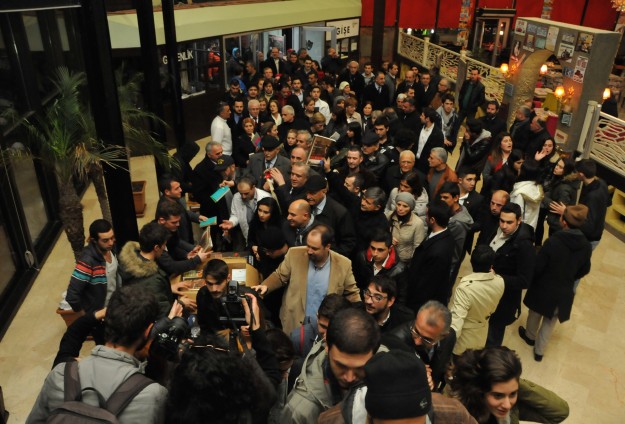 Haluk Levent'in konserini "kitap" vererek izlediler