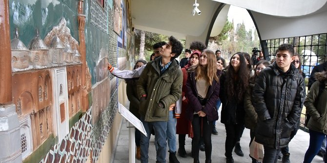 Kitaplardaki tarihi, yaşandığı yerleri gezerek öğreniyorlar