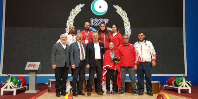 Milli halterci Şaziye Erdoğan, Özbekistan'da şampiyon oldu
