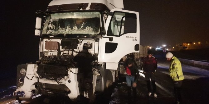 Gölbaşı ilçesinde iki tır çarpıştı: 2 kişi yaralandı