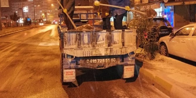 Kahta Belediyesi buzlanmaya karşı tuzlama yaptı