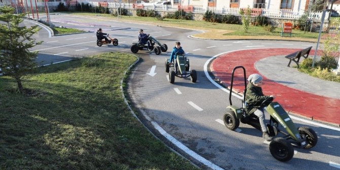 Bilgievleri öğrencileri trafik eğitim parkında