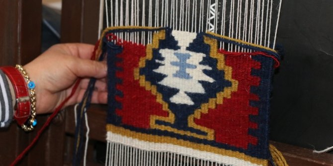Ordu’da koyun yününden kilim dokunuyor