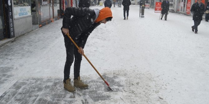 Ağrı’da kar yağışı hayatı olumsuz etkiliyor