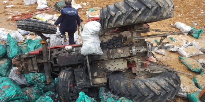 Otomobille çarpışan kömür yüklü traktör şarampole uçtu