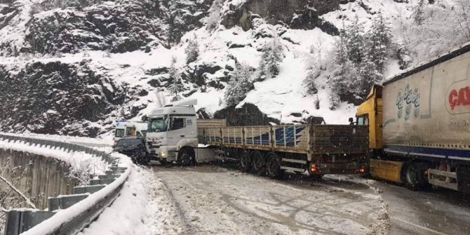 Artvin’de yoğun kar yağışı kimine çile kimine ise ekmek kapısı oldu