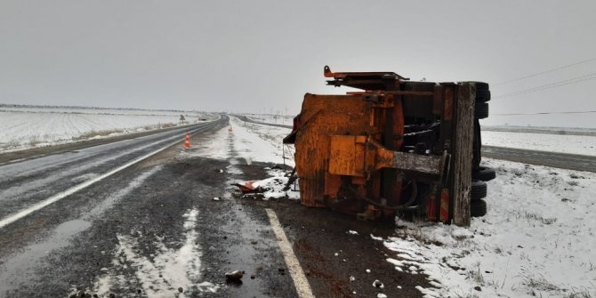 Şanlıurfa’da kar küreme aracı devrildi