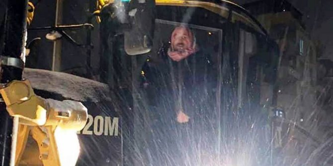 Başkan greyder başına geçti, yollarda kar küredi