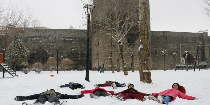 Diyarbakır’da okullar tatil oldu, çocuklar karın keyfini çıkarttı