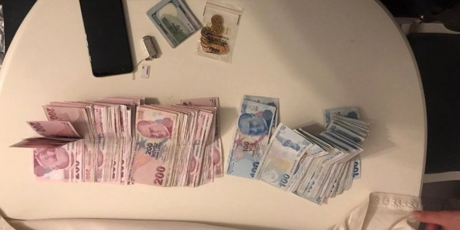 İstanbul’da FETÖ/PDY silahlı terör örgütünün “Gaybubet Evi” olarak bilinen hücre evlerine düzenlenen operasyonda 19 zanlı gözaltına alındı. Evlerde yapılan aramalarda örgüt mensuplarına dağıtılmak üzere zarflara konulmuş haz