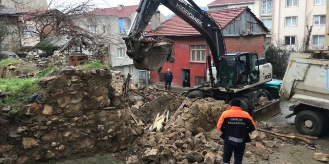 Gemlik Belediyesi’nden metrûk bina temizliği