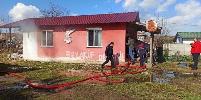 Evi ateşe verdi, itfaiye girmesin diye kapının arkasına eşya koydu