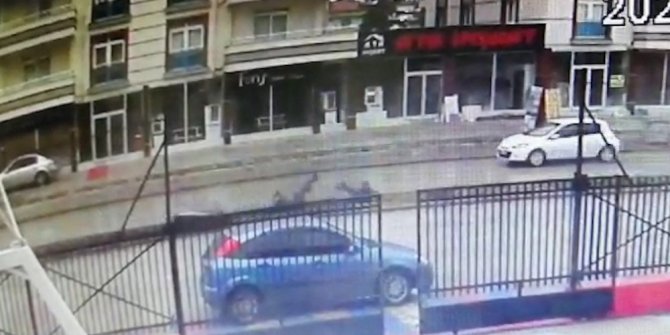 Motosiklet ıslak zeminde savruldu: 2 yaralı