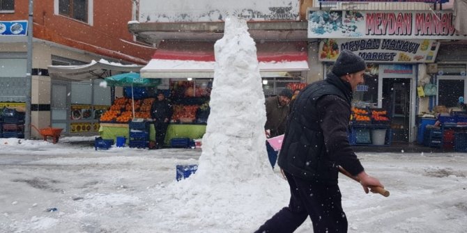 Hem dükkanlarının önünü temizlediler hem de kardan adam yaptılar