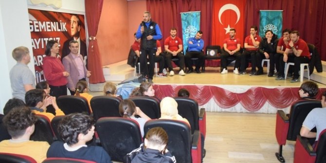 Hentbolculardan öğrencilere tavsiyeler