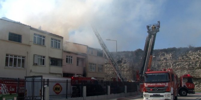 Madde bağımlısı genç evi yaktı