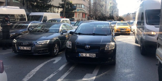 İstanbul’un göbeğinde bıçaklı trafik kavgası: 1 yaralı